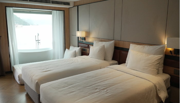 Luna Premium Cabin