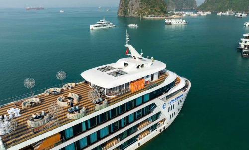 Luna Cruise yachts- the largest, latest yacht, the most unique glass bottom pool